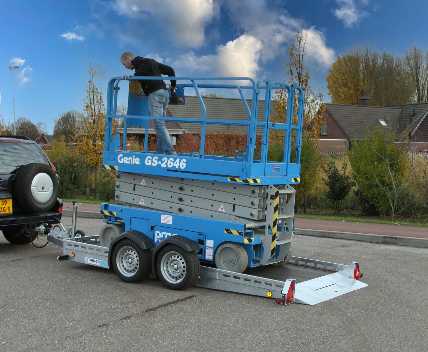 Plateau-porte-engin-abaissable-TOHACO-a-suspensions-pneumatiques-458x180-cm-PTAC-3500-Kg-2-essieux-freines-MA23